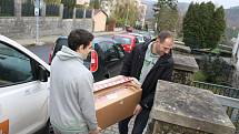 Děčínští basketbalisté přivezli do azylového domu potravinovou sbírku.