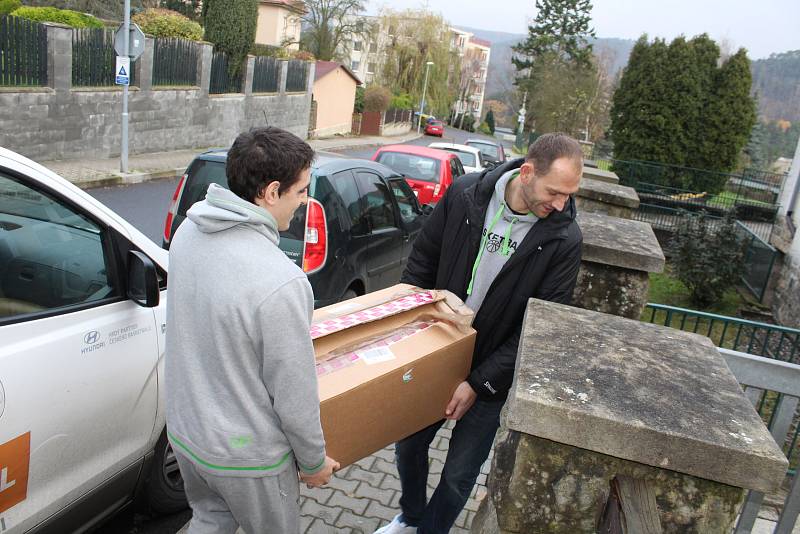 Děčínští basketbalisté přivezli do azylového domu potravinovou sbírku.