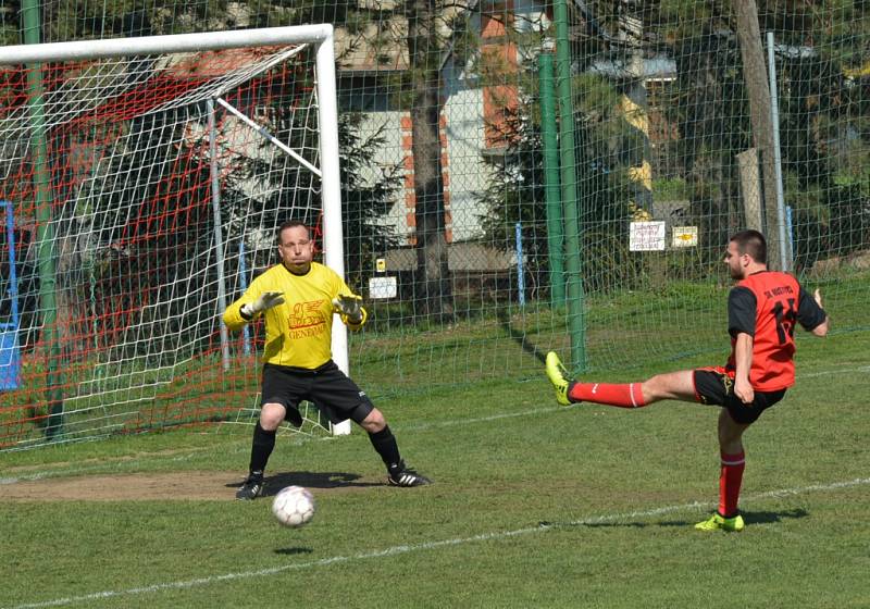 VÍTĚZSTVÍ. Dobkovice (v bílém) doma udolaly Hostovice 2:1.