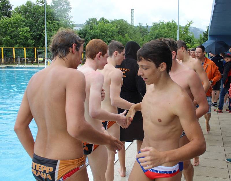 DALŠÍ ÚSPĚCH. Mladší dorostenci SK Děčín vyhráli první ligu ve vodním pólu.