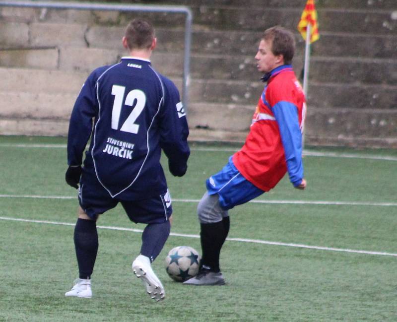 OBHÁJCE VYHRÁL. Fotbalisté Skalice (v červeném) porazili Doksy 4:1.