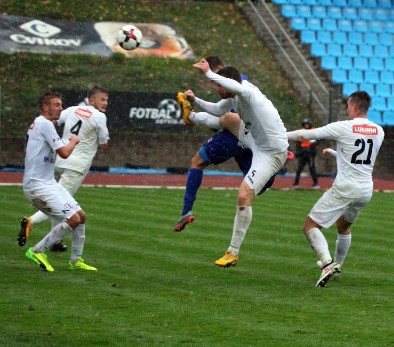 DERBY. Fotbalisté Varnsdorfu (v modrém) doma porazili Ústí nad Labem 1:0.