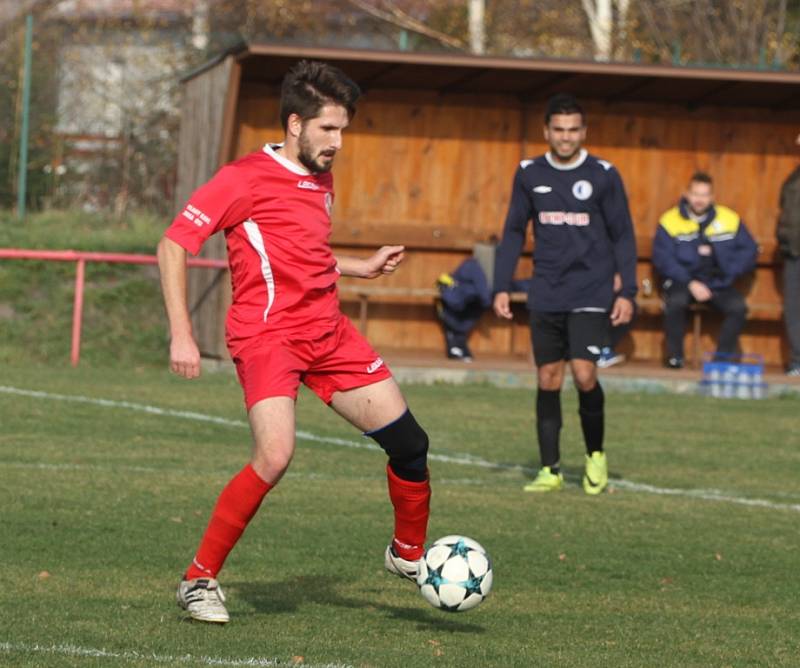 JASNÁ VÝHRA. Jiříkov (v červeném) doma porazil Dubí jasně 6:0.