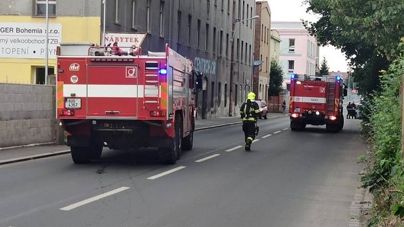 Hasiči zasahují v bývalém Centrofloru