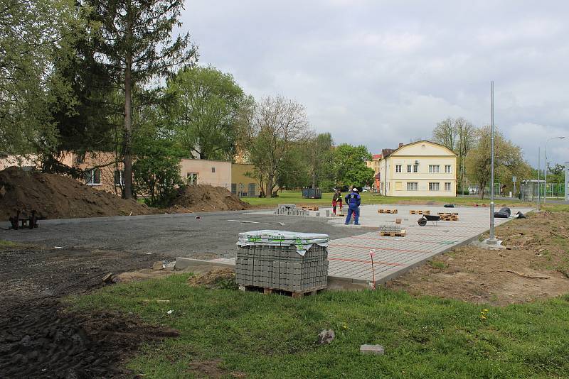 Parkoviště v Edisonově ulici ve Varnsdorfu.