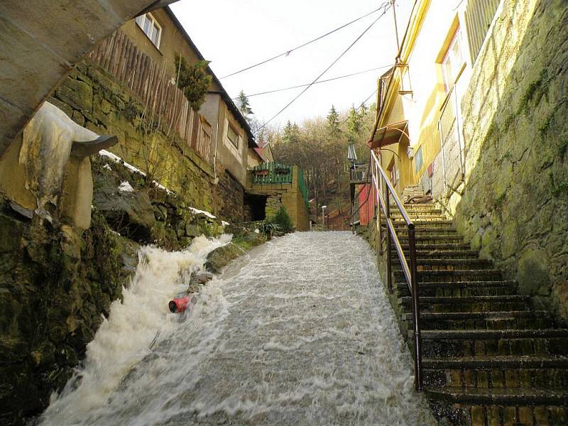 Hladina Labe v Děčíně by do neděle 16.ledna 2011 měla dosáhnout hranice osmi metrů