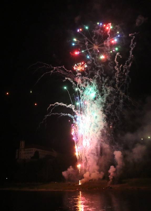 Děčínské slavnosti 2018 začaly velkolepým ohňostrojem.