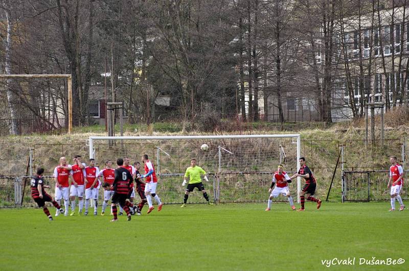 ŠLUKNOV JEDE. Fotbalisté Plastonu (v červeném) vyhráli v Děčíně nad Unionem 4:1.