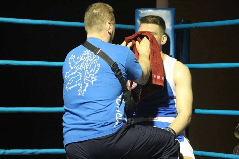 DERBY. Děčínští boxeři porazili Ústí. Na snímku souboj domácího Havla s ústeckým Jánem.