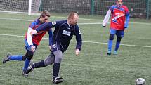 OBHÁJCE VYHRÁL. Fotbalisté Skalice (v červeném) porazili Doksy 4:1.