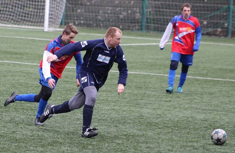 OBHÁJCE VYHRÁL. Fotbalisté Skalice (v červeném) porazili Doksy 4:1.