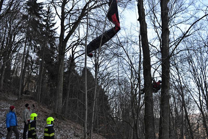 Paraglidista uvízl v Jílovém na stromě.