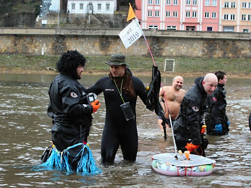 Silvestrovské cachtání v Labi.