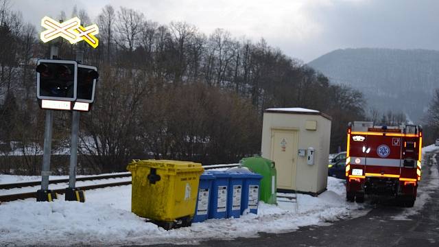 Na železničním přejezdu se v Bechlejovicích střetl vlak a osobní automobil. Na místo vyjely tři hasičské jednotky.