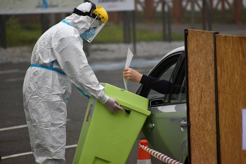 Lidé v karanténě mohli volit v drive in stanu u děčínské knihovny.