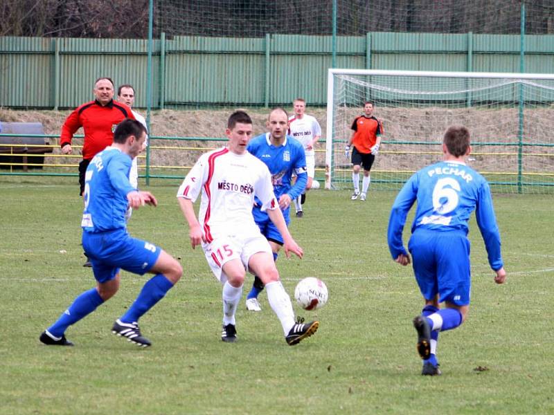 I PŘES velké úsilí a bojovnost Řezníci (v bílém) prohráli 0:2 s Vyšehradem.