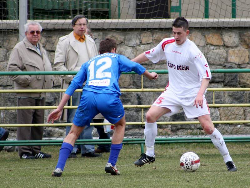 I PŘES velké úsilí a bojovnost Řezníci (v bílém) prohráli 0:2 s Vyšehradem.