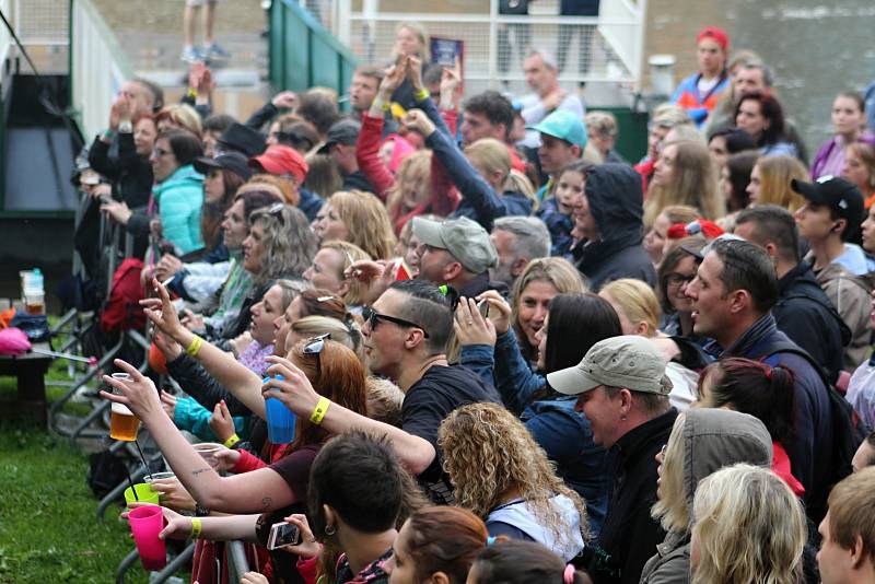 V sobotu při Labefestu diváky neodradil ani prudký dešť. Na pódiu pod děčínským zámkem vystoupil například Janek Ledecký, Jaroslav Uhlíř, Michal Hrůza nebo Rybičky 48.