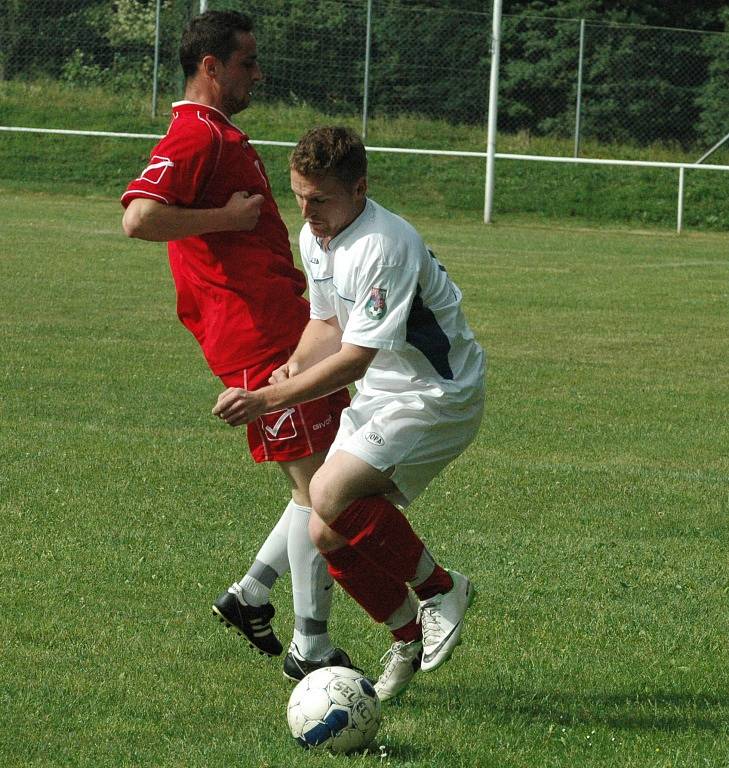 HEŘMANOV (červené dresy) doma porazil Benešov 3:0.