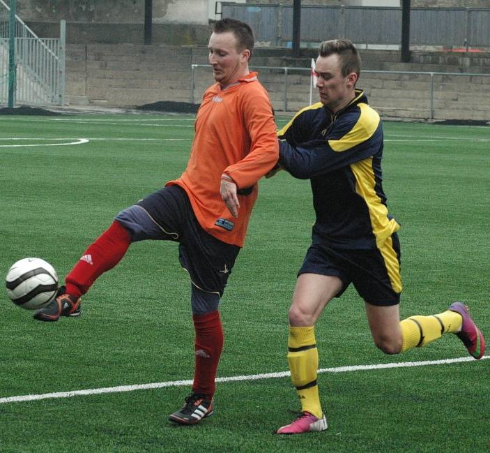 TŘINÁCT BRANEK padlo v duelu dorostenců Junioru Děčín (tmavé) a SA Děčín.