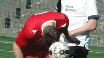 OSMÉ JARNÍ VÍTĚZSTVÍ. Fotbalisté Junioru Děčín (v červeném) porazili Modlany 4:2.