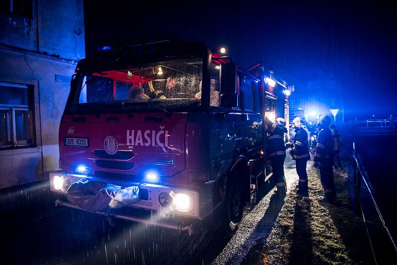 Hasiči zachraňovali v Šluknově obyvatele silně zakouřeného objektu