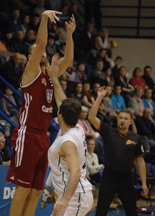 BEZ PROBLÉMŮ. Děčín (v bílém) doma nezaváhal, Svitavy porazil jasně 86:63. Upevnil si tak druhé místo v NBL.