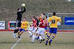 Fotbalisté Slovanu Varnsdorf (ve žlutém) remizovali s Vik. Žižkov 3:3