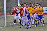 Fotbalisté Slovanu Varnsdorf (ve žlutém) remizovali s Vik. Žižkov 3:3