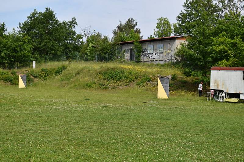 Současná podoba bývalého fotbalového hřiště v Horním Oldřichově. Fotbal se tady naposledy hrál v roce 2010.