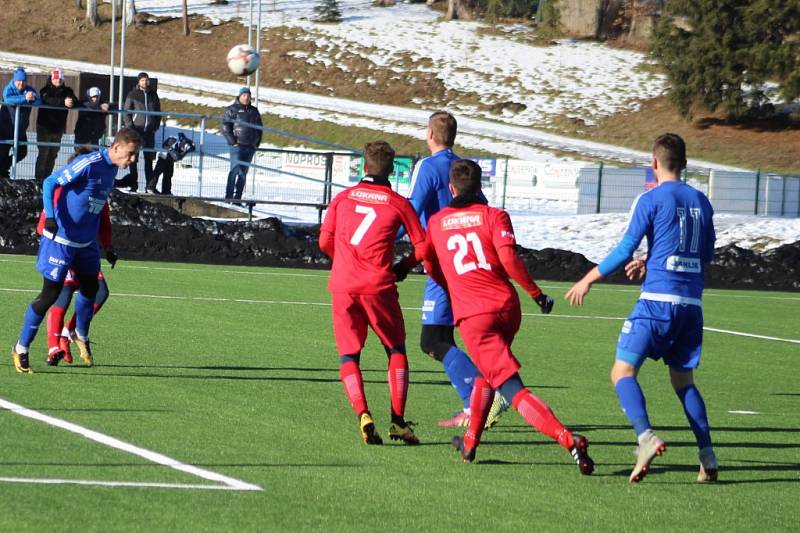 PŘÍPRAVA. Varnsdorf (v modrém) doma prohrál 1:2 proti Ústí nad Labem.