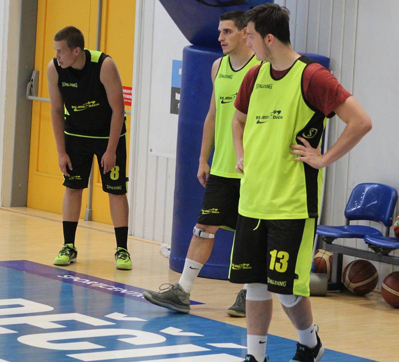 BASKETBALOVÍ VÁLEČNÍCI se pilně připravují na novou sezónu.