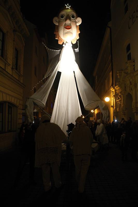 Poslední adventní víkend zahájili v Děčíně SaH, obří anděl a smyčcové trio Inflagranti společně se sborem DDM Děčín.