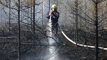 Lesní požár u Tisé hasiči likvidují už druhý den