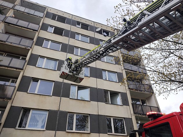 Požár paneláku v Boleticích zaměstnal hasiče. Evakuovali šestnáct lidí