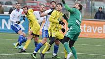 PORÁŽKA. Fotbalisté Varnsdorfu (ve žlutém) prohráli s Mladou Boleslaví 1:3.