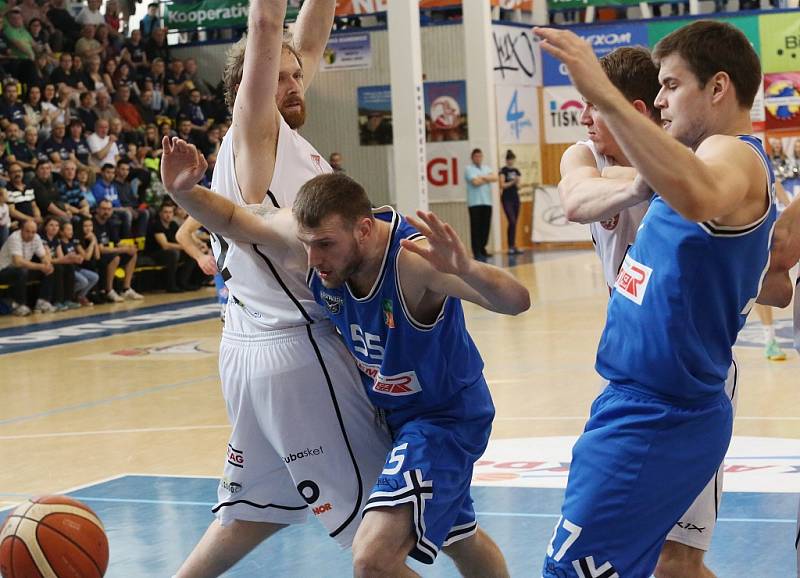 SEMIFINÁLE JE BLÍZKO! Děčínští basketbalisté (v bílém) porazili USK Praha a v sérii vedou 2:1.