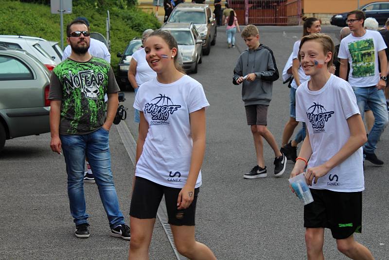 Basketbalové finále mezi Děčínem a Nymburkem.