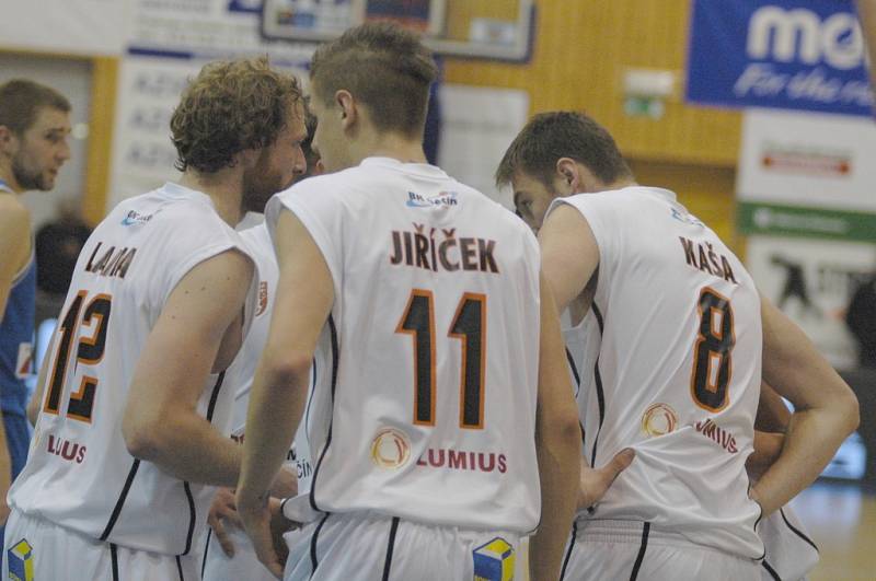 PARÁDA! Děčínští basketbalisté (v bílém) porazili v posledním letošním utkání pražský USK.