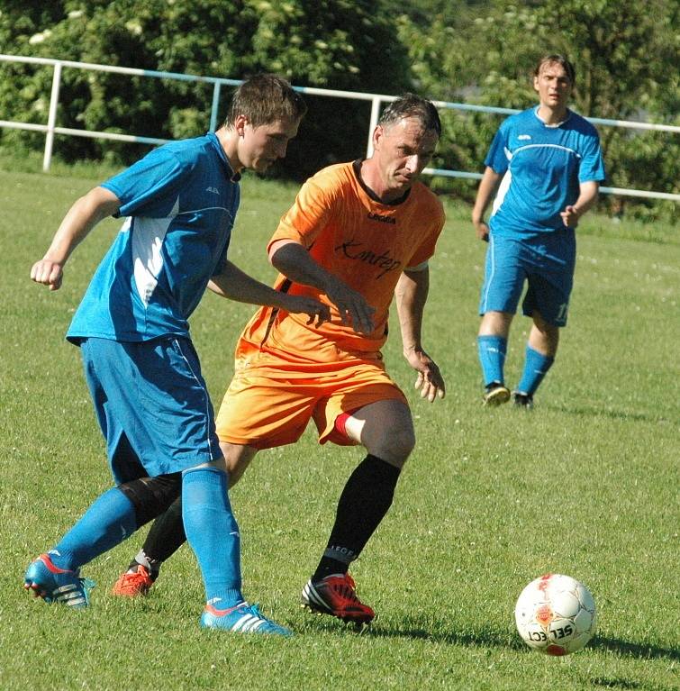 DERBY. Česká Kamenice (oranžové dresy) porazila doma Jílové 2:1.