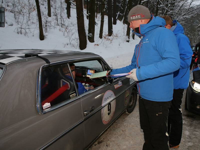 Zimní rallye veteránů projela přes Ústecký kraj.