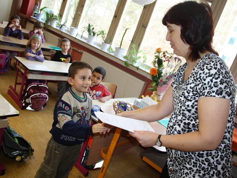 Své vůbec první vysvědčení v životě dostaly ve čtvrtek 31. ledna 2013  děti z první třídy Základní školy Vojanova v Děčíně. 
