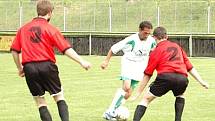 Obranou Unionu se v derby prodírá heřmanovský Horváth. 