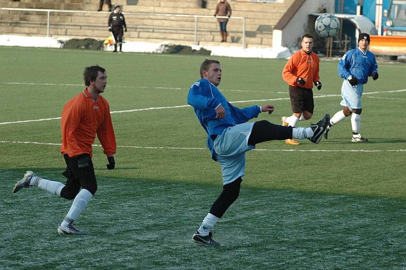 NADŘELI SE. Fotbalisté SK Stap Tratec Vilémov (v modrém) ve čtvrtém kole brankou z 87. minuty zlomili Březiny (v oranžovém) a stále tak vedou v turnaji. 