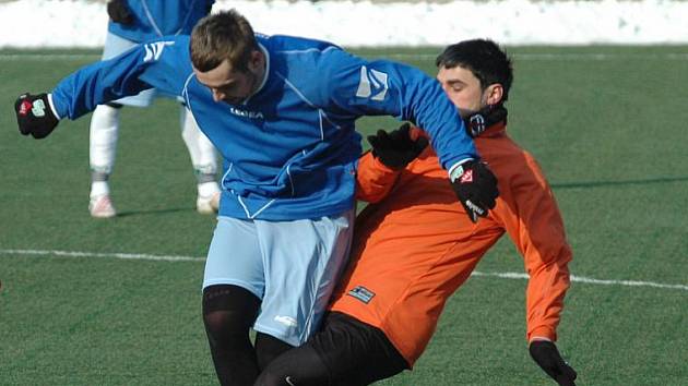 NADŘELI SE. Fotbalisté SK Stap Tratec Vilémov (v modrém) ve čtvrtém kole brankou z 87. minuty zlomili Březiny (v oranžovém) a stále tak vedou v turnaji. 