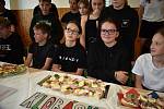 Šestáci ze základní školy na Vrchlického ulici soutěžili ve výrobě chlebíčků.