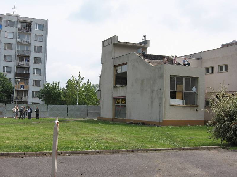 Stará budova musí ustoupit novému objektu, obchodu Lidl, dělníci již na demolici pracují.