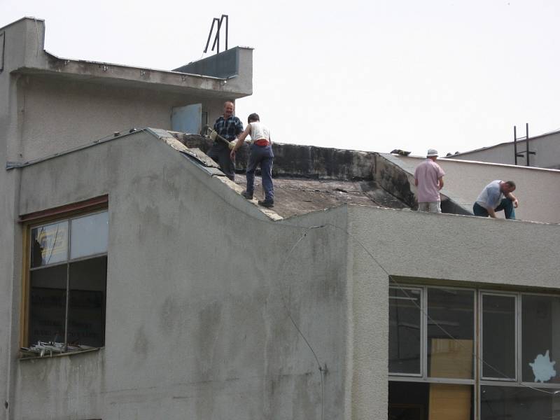 Stará budova musí ustoupit novému objektu, obchodu Lidl, dělníci již na demolici pracují.