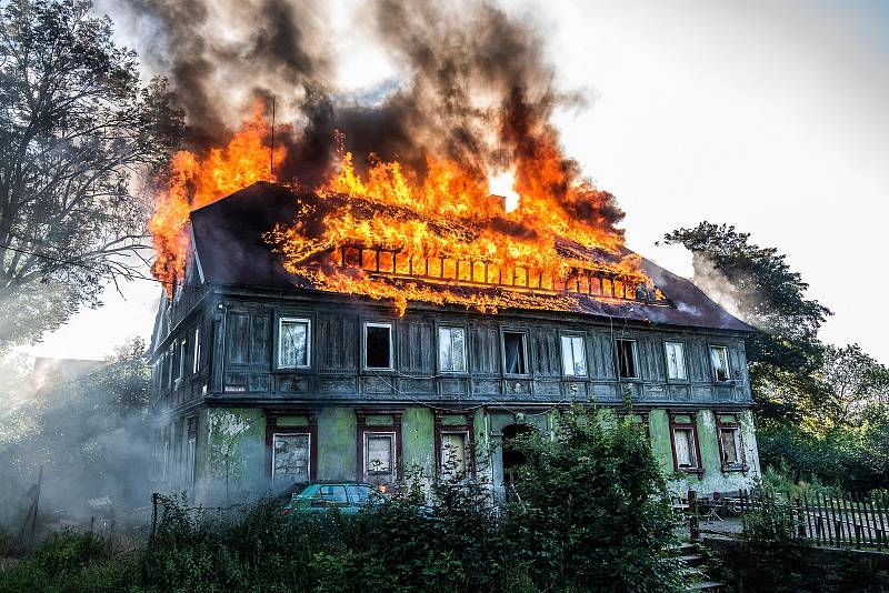 Požár domu v Mladoboleslavské ulici ve Varnsdorfu.