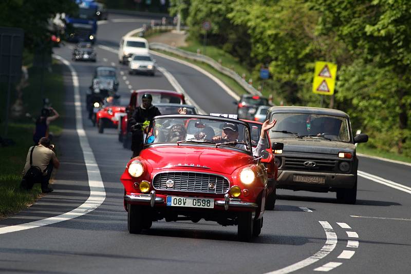 Na Šébru se konaly tradiční závody motoristických veteránů.